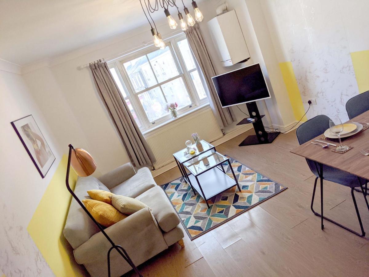 Koala & Tree - Renovated 2 Bed In Centre - Short Lets & Serviced *