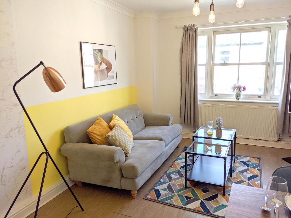 Koala & Tree - Renovated 2 Bed In Centre - Short Lets & Serviced